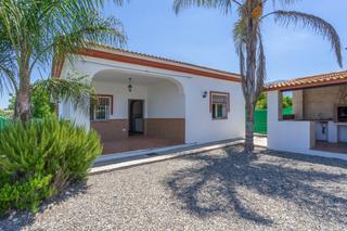 Chalet en Centro. Chalet con piscina grande, barbacoa y lavadero en zona rodeada d