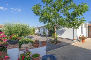 Rent Chalet in Alquería-Torrealquería. Chalet con trastero y jardin
