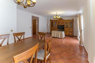 Miete Etagenwohnung in Centro. Piso amplio cerca de centro de salud con patio