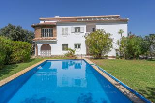 Xalet a Centro. Chalet con 2 viviendas, piscina, barbacoa y bosque privado