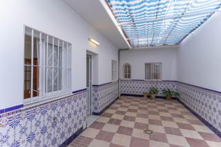 Casa adossada en Centro. Casa mata con patio, terraza, trastero y lavadero