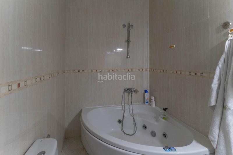Foto c13b894b-1f6a-48d3-af64-e75558f42842. Apartamento  en planta baja en edificio en primera linea de playa en Fuengirola