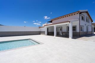 Xalet a Centro. Chalet muy nuevo, con suite enorme en buhardilla y muy buenas vi