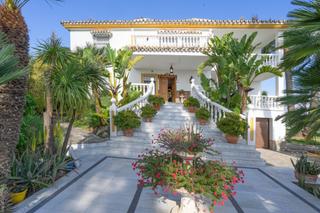 Xalet en Centro. Villa con dos viviendas, piscina, barbacoa, garaje y zona deport