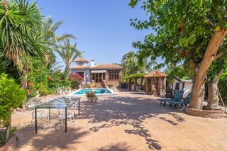 Rent Chalet in Capellanía - Retamar. Chalet con piscina y bonitos exteriores