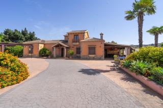 Location Chalet à Centro. Chalet con piscina, barbacoa y porche cubierto, cerca del pueblo