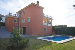 Rent Chalet in Centro. Chalet con piscina, jardín con césped y garaje