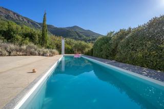 Xalet en Centro. Chalet muy moderno con piscina cerca de la montaa