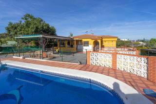 Chalet in Cártama. Casa de campo con piscina, barbaco y trasteros