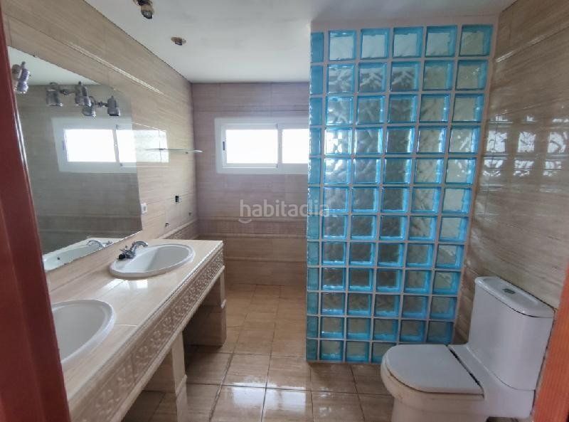Chalet independiente de cinco dormitorios con piscina privada, junto al golf. en Mijas
