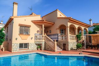 Chalet in Jardines de Alhaurín-Huerta Alta-Fuensanguínea. Casa independiente de una sola planta con piscina