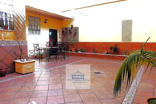 Casa a Ciudad Jardín - Zoco. Magnífica casa con gran patrio de 60m, 2 terrazas y garaje propi