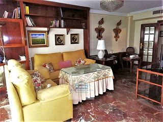 Rent Flat in Ciudad Jardín - Zoco. Gran piso de 4 habitaciones con reforma en cocina y baños.