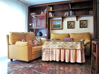 Rent Flat in Ciudad Jardín - Zoco. Gran piso de 4 habitaciones con reforma en cocina y baños.