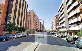 Location Appartement à Ciudad Jardín - Zoco. Gran piso de 4 habitaciones con reforma en cocina y baños.