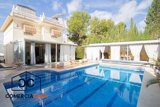 Chalet à Albolote. Magnífico chalet con piscina, terraza y eficiencia energéticate