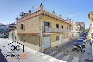 Haus in Barrio de Zaidín. Gran casa en el zaidín con terraza panorámica y múltiples posibi