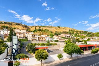 Flat in Crta. De la Sierra. Piso a solo 5 minutos del centro de granada!se vende estupendo p