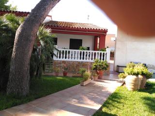 Chalet en Torreón-La Almadraba. Preciosa villa independiente en una parcela de 1400m² en benicàs