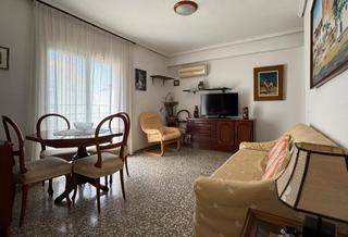 Miete Etagenwohnung in Plaza Donoso Cortés - Avenida Magdalena. Fantástico piso amueblado en zona norte con ascensor, balcón y 4