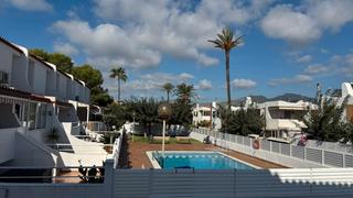 Affitto Casa a schiera in El Grao. Alquiler de casa adosada amueblada con piscina, garaje, terraza