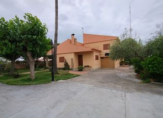Casa in Playa-Ben Afeli. Venta de chalet sobre una parcela de 1100² en la playa de almazo