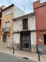Casa a Plaza Illes Columbretes. Venta de casa sobre terreno de 145m² en zona ronda magdalena