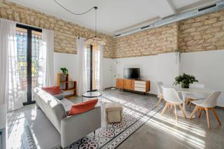 Rent Ground floor  Plaza músico óscar tordera iñesta. Planta baja de techos altos en edifico historico de 1918 a un pa