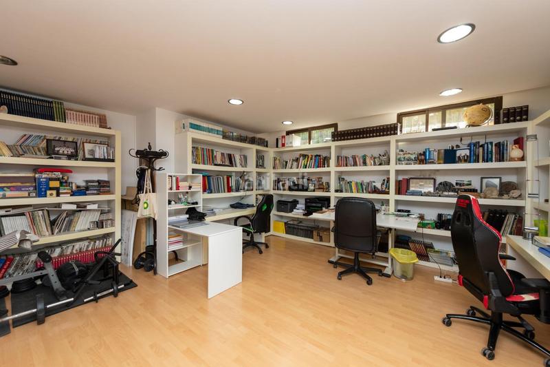 Foto 3197af0f-f6af-4a93-b50d-47d0e59b0d99. Casa aparellada amb calefacció aparcament piscina a Mutxamel