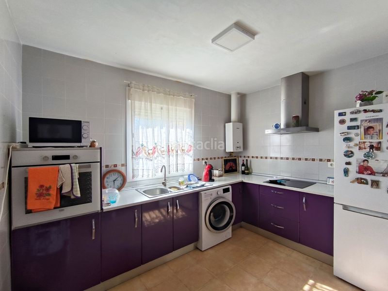 Foto ec42fa5d-065a-4b34-8e06-e04d0b6f54fa. Casa adossada amb xemeneia aparcament a Garrobo (El)
