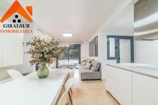 Maison jumelée  Calle vía nova. Casa adosada en venta en sevilla