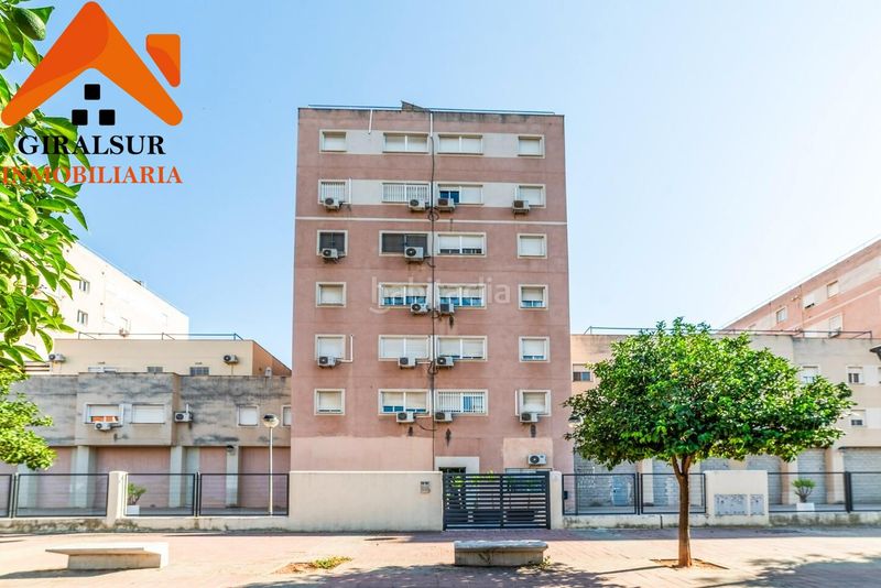 Foto b048672c-72b6-4e9b-9d3a-eda160267ef6. Pis amb aparcament a Parque Alcosa Sevilla