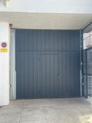 Miete Autoparkplatz in Calle hinojos 43. Amplio garaje