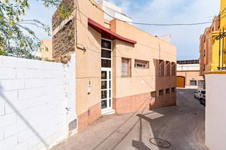 Casa en Gdor. Vivienda unifamiliar sobre local