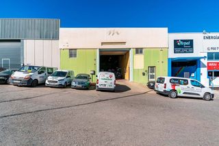 Industrial building in Viator. Nave industrial en la juaida  amplia superficie y excelente ubic