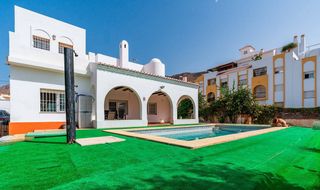 Xalet a Aguadulce Norte. Chalet de 7 dormitorios con piscina y jardín en aguadulce