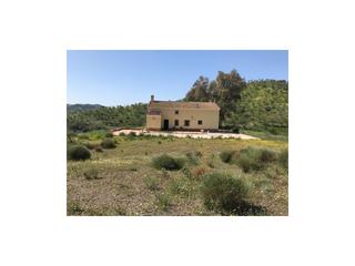 Casa a Casabermeja. Finca con casa reformada y 100.000 m2 de terreno