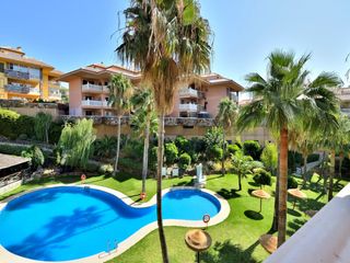 Rent Apartment in El Higuerón. Amplio apartamento con terraza y vistas al jardín,a las piscinas