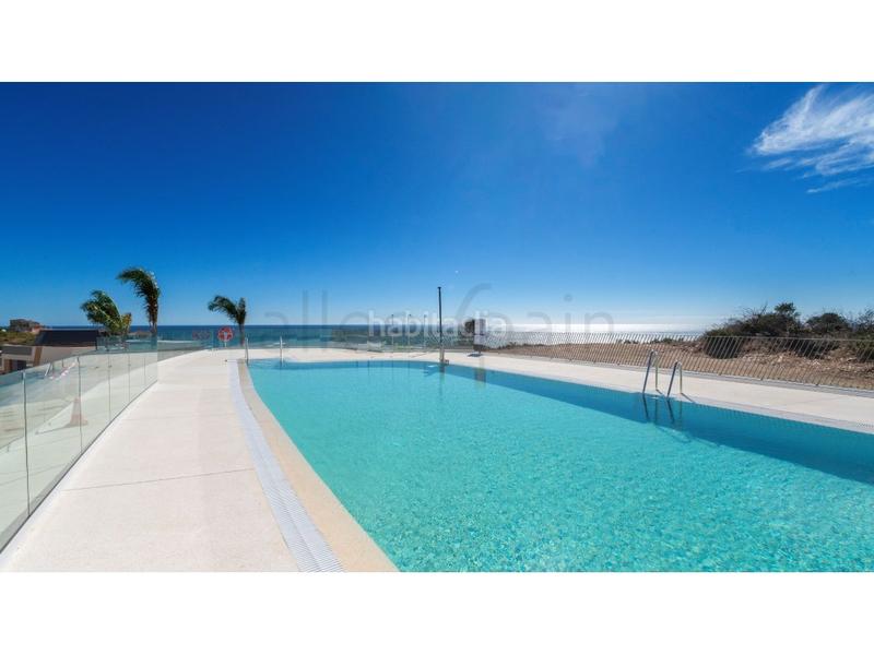 Foto 5376c824-3ac2-4c4c-a4a3-1b736ba93f33. Rent towny house with parking in El Faro de Calaburra - Chaparral Mijas