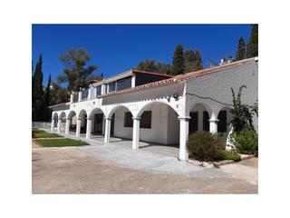 Maison  N/a. Independent villa with a large plot of 2163 m2, near amenities.