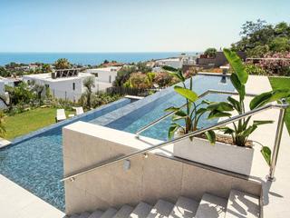 Casa  Calle araucaria de buena vista. Exclusiva villa en la falda de la montaña de mijas con espectacu