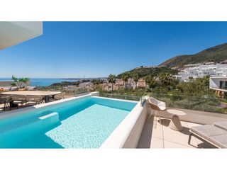 Casa  Calle pecana. Chalet independiente con 4 dormitorios y 2 garajes en benalmáden