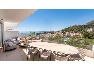 Casa  Calle pecana. Chalet independiente con 4 dormitorios y 2 garajes en benalmáden