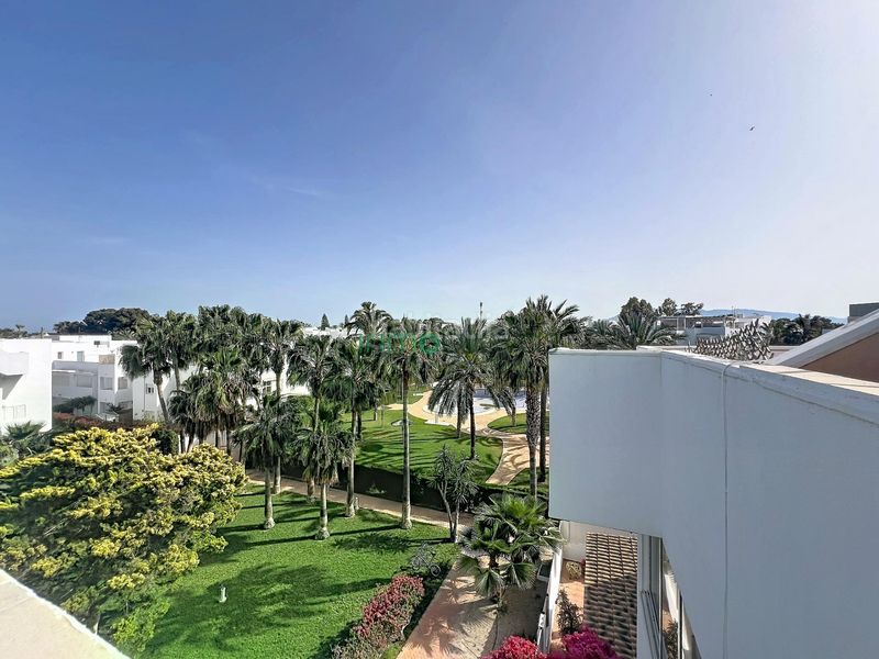 Foto 88086901-07ae-457a-bd7e-611d22eca8c1. Lloguer àtic amb aparcament a Puerto Rey Vera