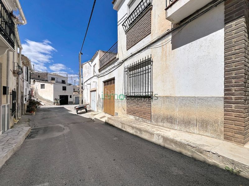 Foto d191458f-8972-4f37-9013-f24f0603f89d. Casa adossada amb aparcament a Zurgena