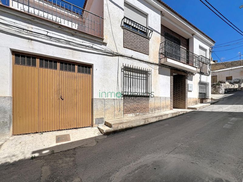 Foto ddb87f40-2b7d-4d5b-8cca-014fa8d78de5. Casa adossada amb aparcament a Zurgena