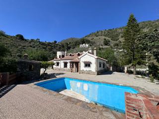 Casa a Alcaucín. Casa en venta en cómpeta, 4 dormitorios.