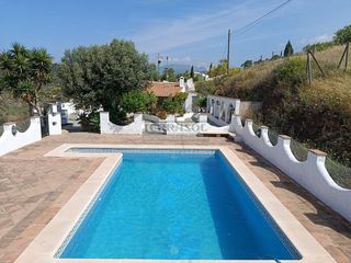 Chalet in Viñuela. Magnífico chalet con piscina privada