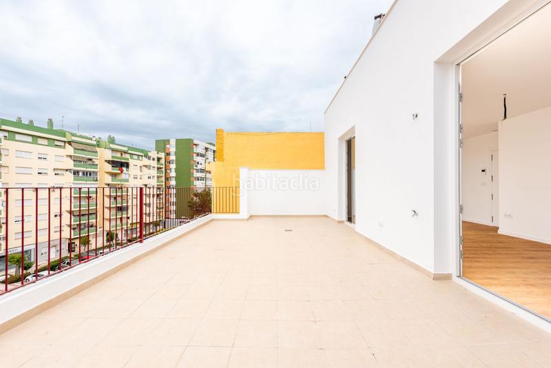 Foto b2eb9193-88f9-4378-af3c-75e2e848e42d. Àtic amb calefacció a Centro Torre del Mar