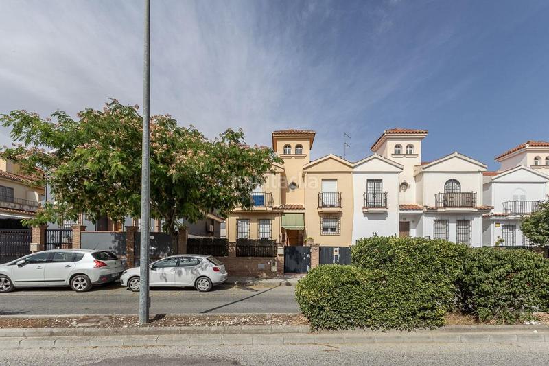 Foto adb47c58-bb20-4097-ae50-e2cc0af0a962. Casa  adosada con piscina en Santa Fe